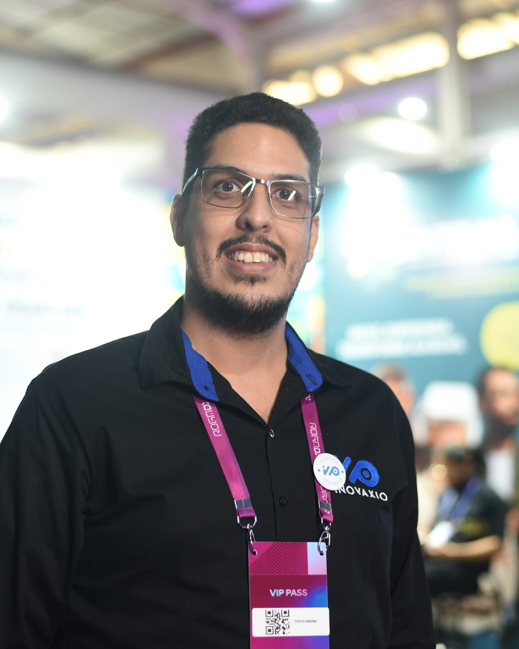 Yvess Sandes, de camisa preta e óculos, em um evento de tecnologia.